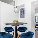 Leaves 2- Chic For 8 Persons In *