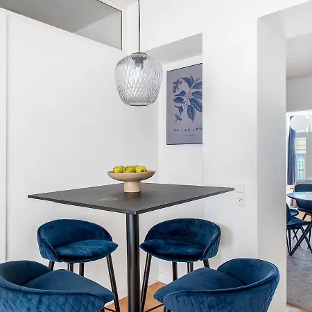 Sanders Leaves - Chic Three-bedroom In Downtown *