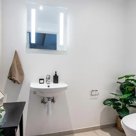 Sanders Leaves - Chic Three-bedroom In Downtown Lejlighed *