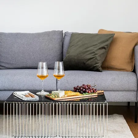 Sanders Leaves - Chic Three-bedroom In Downtown *